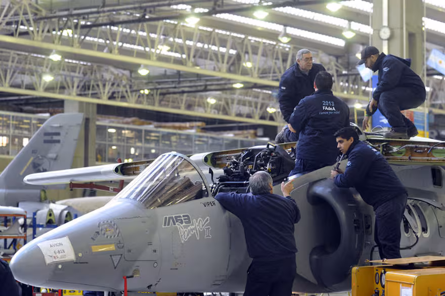 No es ningún negocio para Argentina destruir la Fábrica Militar de Aviones
