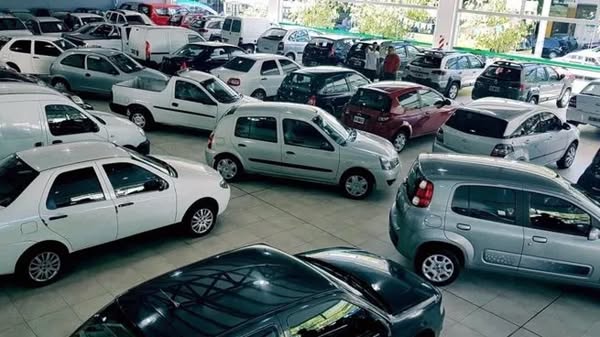 ¿Cuál es el beneficio para el país de la importación de autos extranjeros?