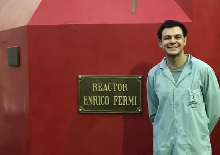 SE RECIBIÓ DE INGENIERO NUCLEAR Y TRABAJA EN UNA EMPRESA INTERNACIONAL DE REACTORES