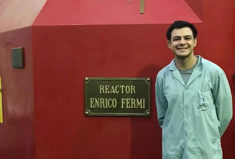SE RECIBIÓ DE INGENIERO NUCLEAR Y TRABAJA EN UNA EMPRESA INTERNACIONAL DE REACTORES