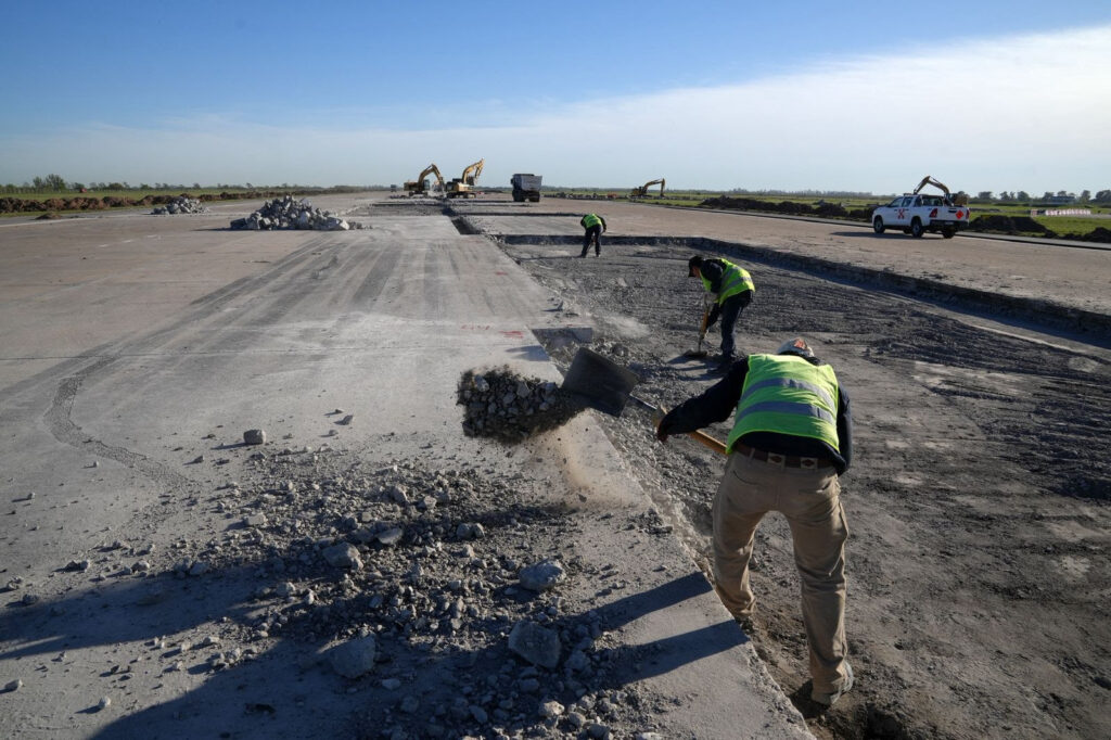 Rosario: Puccini recorrió los trabajos en la pista del aeropuerto