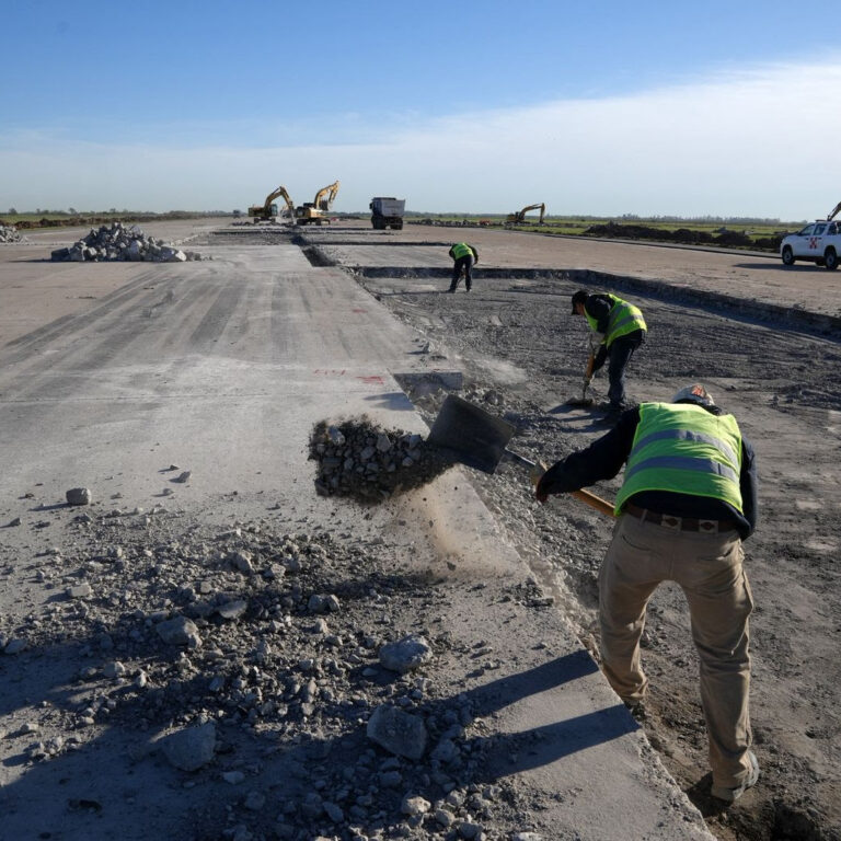 Rosario: Puccini recorrió los trabajos en la pista del aeropuerto