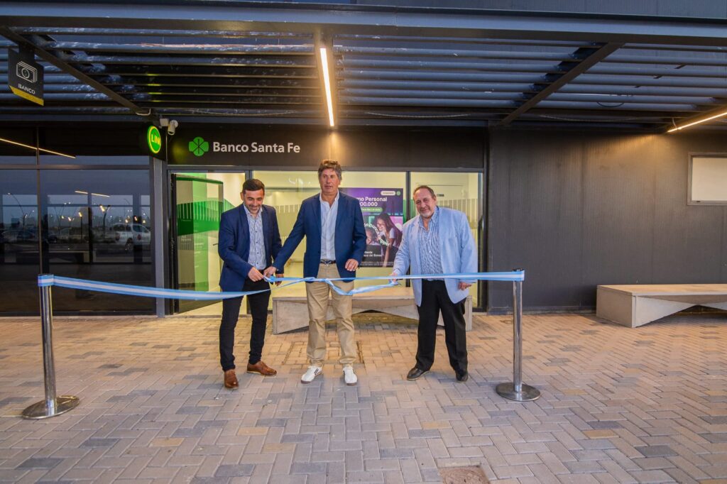Banco Santa Fe inauguró un moderno lobby con cajero automático