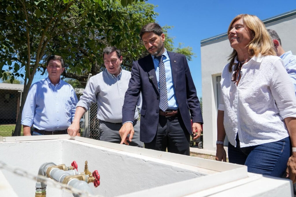 Pullaro inauguró un sistema de provisión de agua potable
