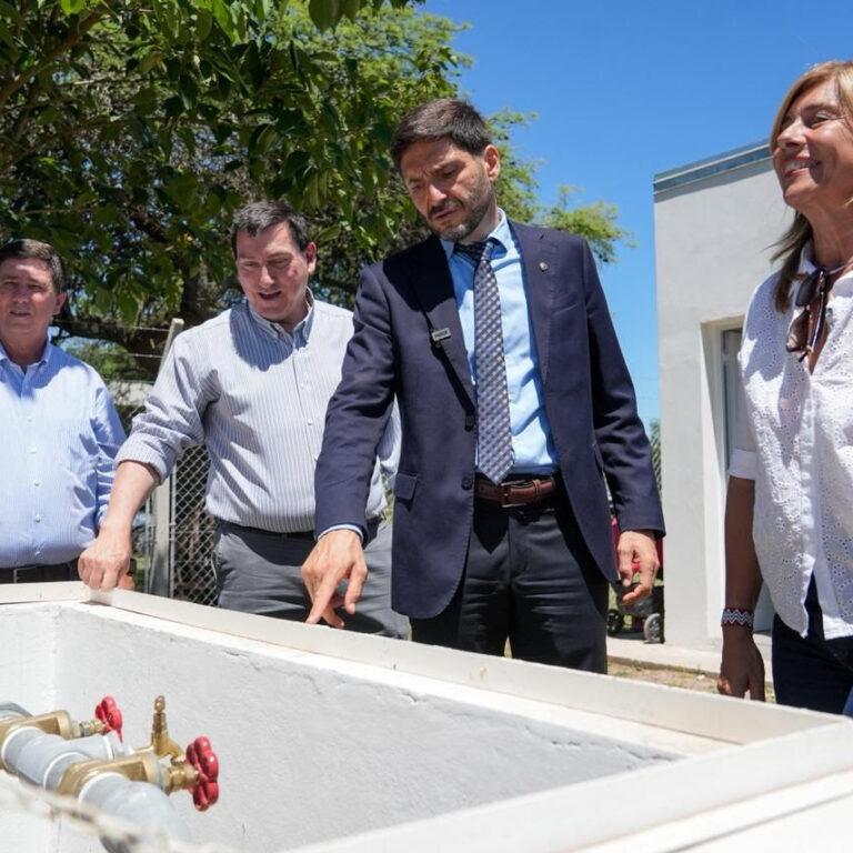 Pullaro inauguró un sistema de provisión de agua potable