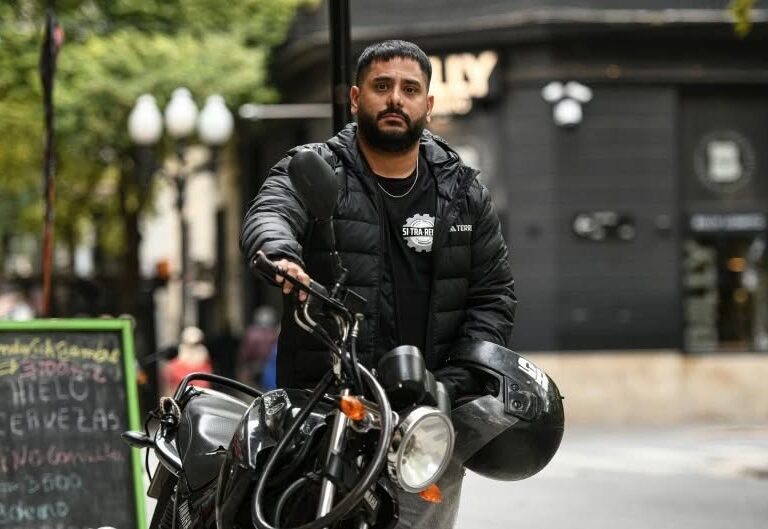 «La crisis empujó hasta a los jubilados a trabajar de cadetes»